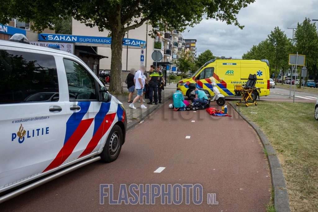 Scooterrijdster gewond na botsing
