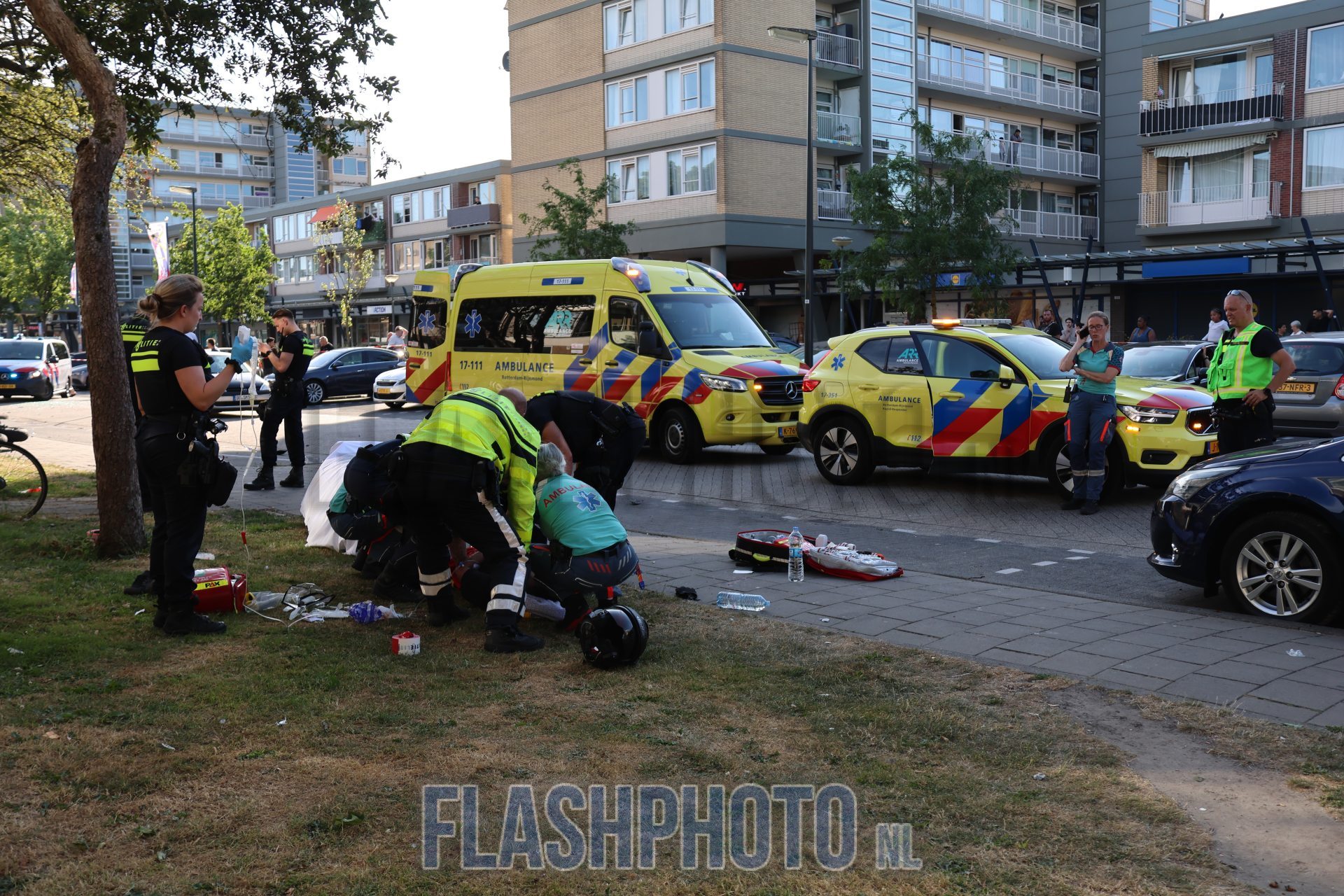 Motor in twee stukken na botsing met auto