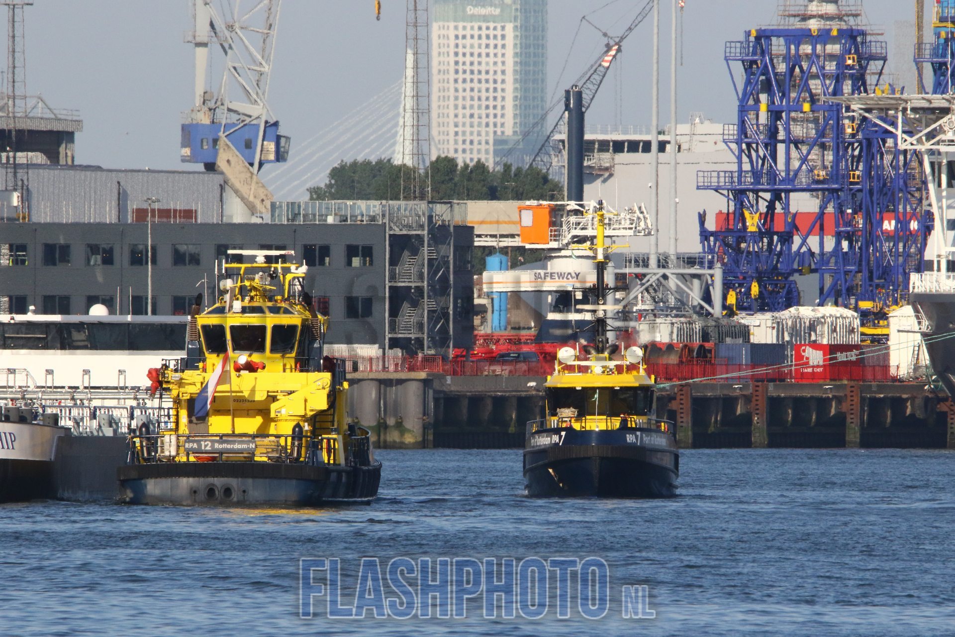 Lekkage van olie verontreinigt Nieuwe Maas