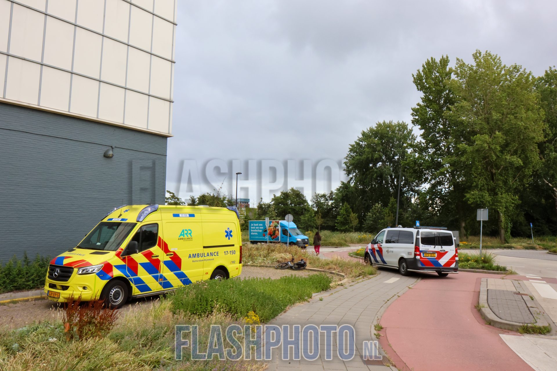 Aanrijding letsel tussen een personenwagen en een fietser op rotonde - Zwanensingel Vlaardingen
