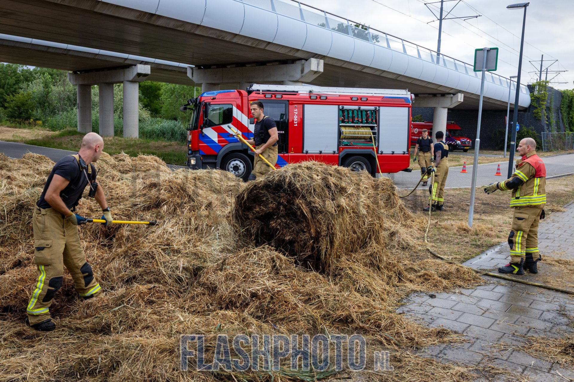 20 hooibalen in brand gestoken
